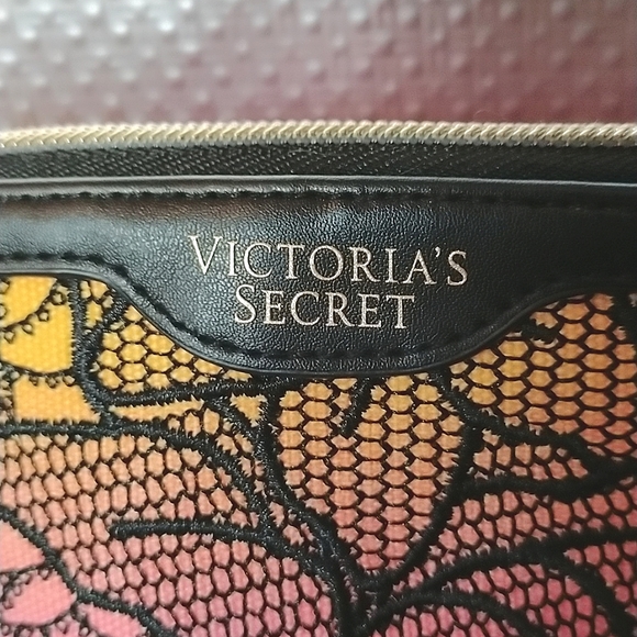 BNWT Victoria's Secret Ombre Floral Patterned Makeup Bag - Picture 2 of 9